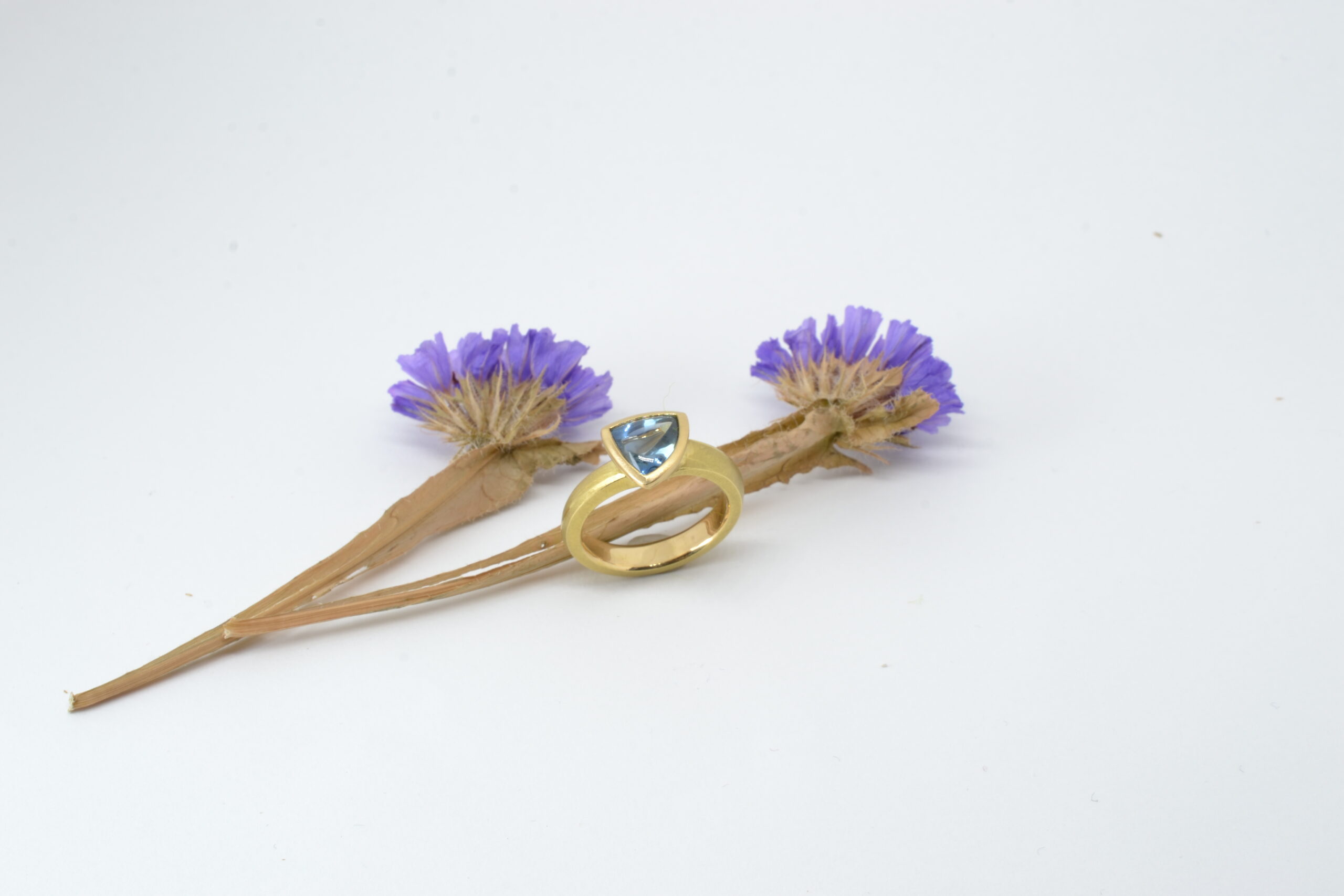 Unikat Ring mit Montana Safir
