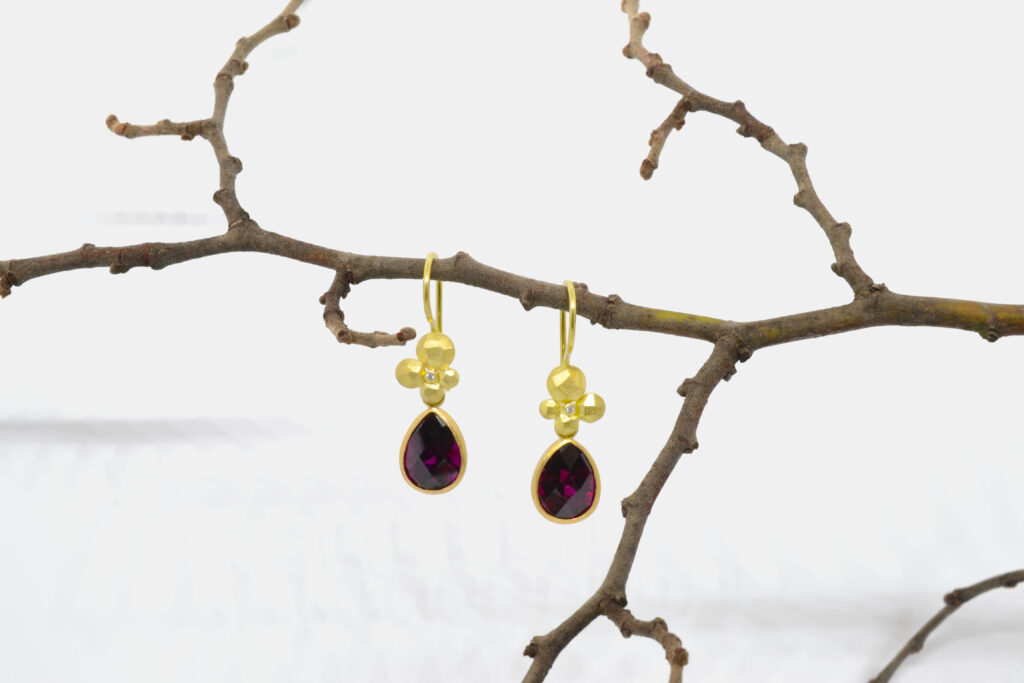 Granat Brillant Ohrschmuck in 750 Gelbgold © Martina Schlichenmaier, Goldschmiedemeisterin