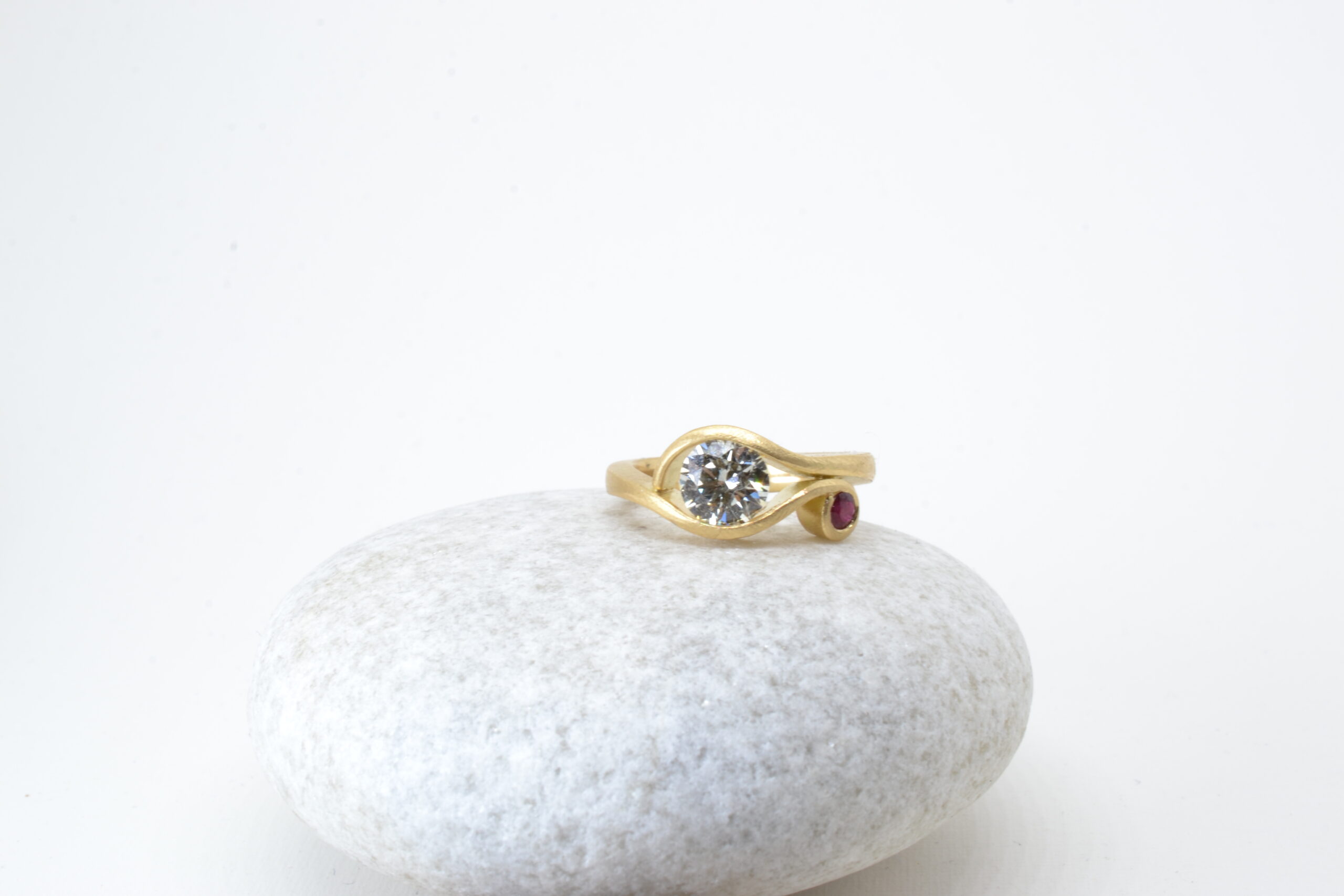 Verlobungsring mit Brillant und Rubin